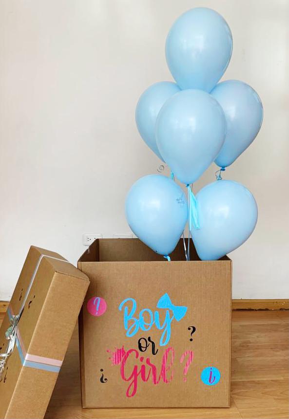 Caja mediano con 6 globos de color de 9" $24